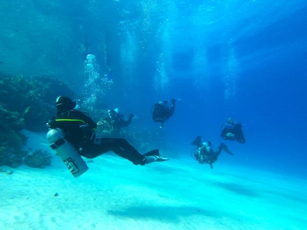 Family learn to scuba dive holidays