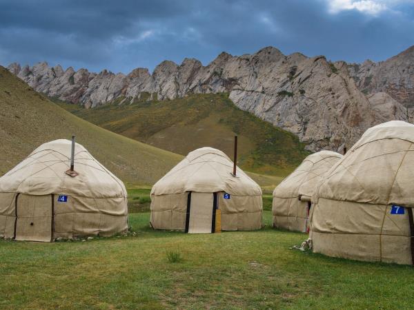 Kyrgyzstan tour, mountains, lakes and nomads