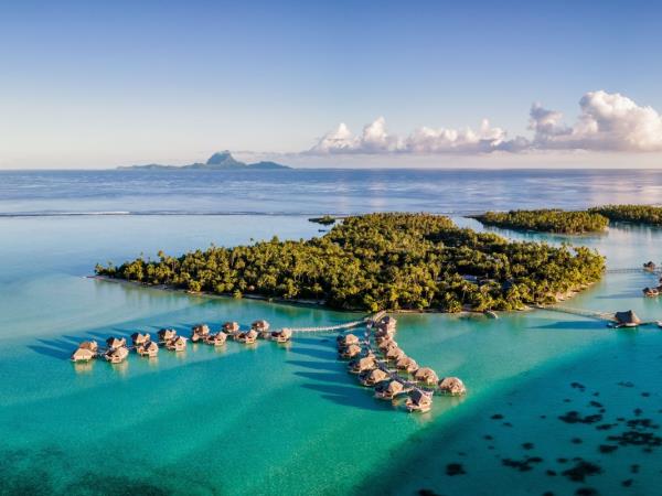 Luxury island hopping holiday in French Polynesia